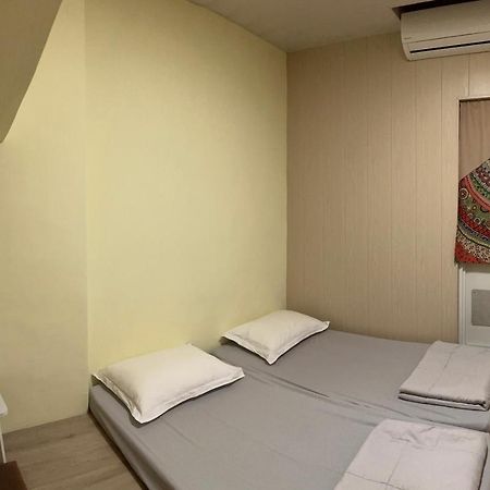 Back To Real Hostel T'ai-tung Extérieur photo
