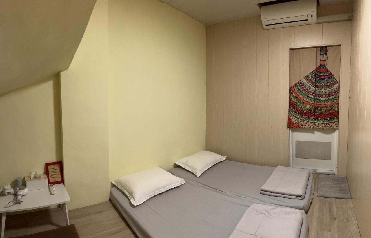 Back To Real Hostel T'ai-tung Extérieur photo